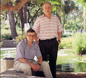 פרופ' משה שפירא (מימין) וד"ר פטר קראל. ימין ושמאל